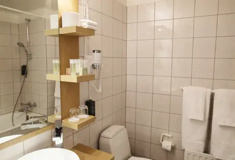 Fosshotel Rauðará Triple Bathroom 