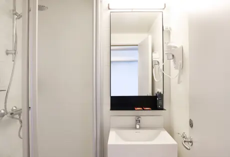 Fosshotel Lind Standard Double or Twin Room Bathroom 