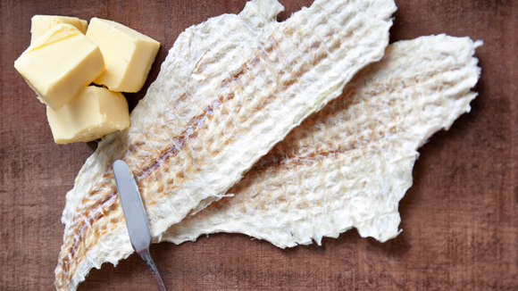 Harðfiskur and butter with a knife